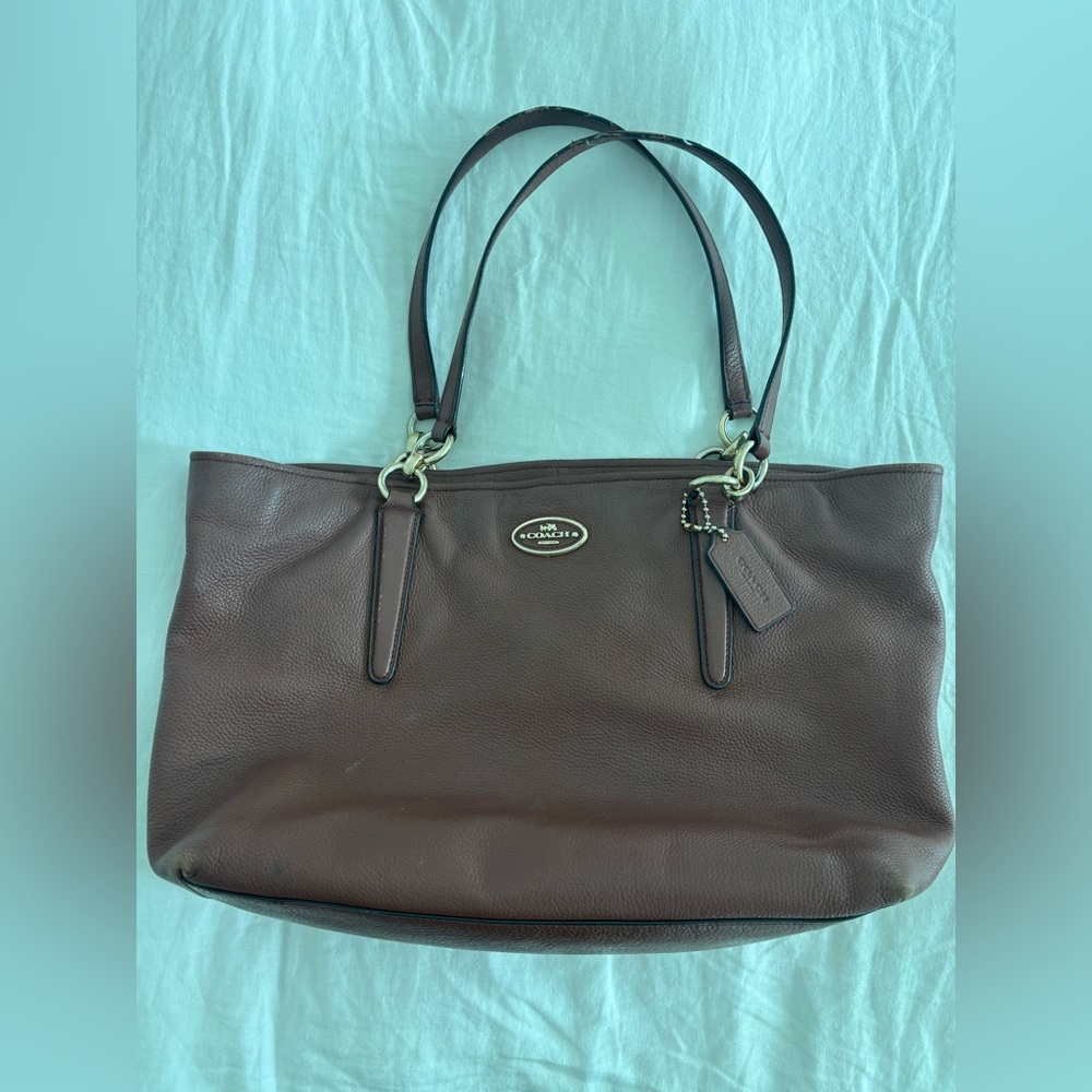 Beautiful Pebbled Leather Coach bag with Gold Details: - Picture 2 of 15